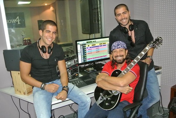 Bell Marques acompanha gravação dos filhos, Rafa e Pipo Marques, da banda Oito7Nove4 (Foto: Heber Barros/Divulgação)