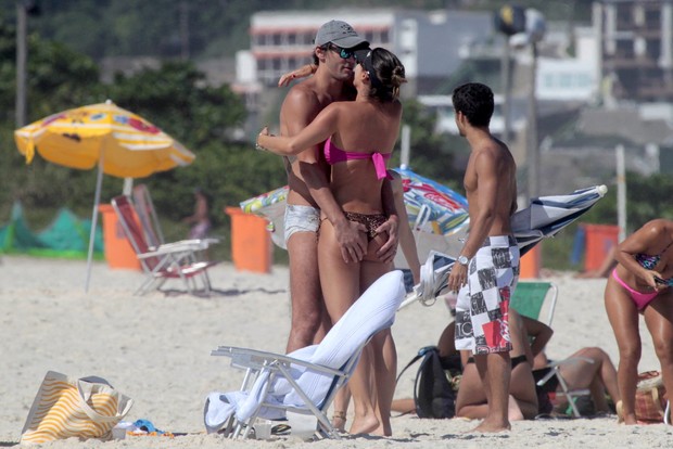 Giba e a esposa na praia (Foto: Wallace Barbosa / AgNews)