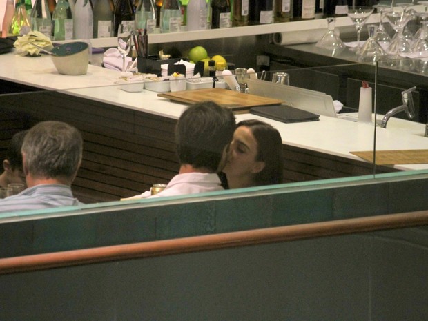 Isis Valverde e o namorado, André Resende, em restaurante na Zona Sul do Rio (Foto: Daniel Delmiro/ Ag. News)