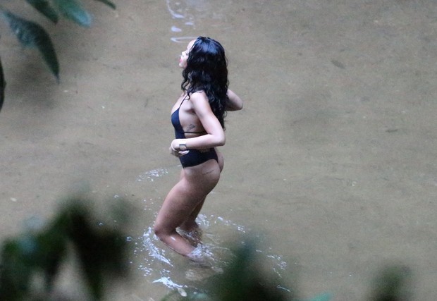 Rihanna em cachoeira do Rio (Foto: André Freitas, Dilson Silva e Gabriel Reis / AgNews)