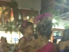 Cauã e Grazi curtem bloco de carnaval juntos, com a filha, Sofia