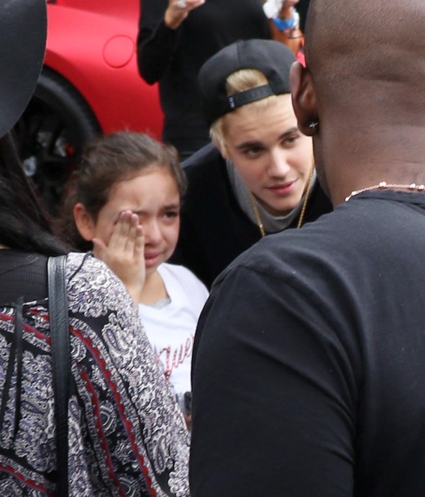 X17 - Justin Bieber com fã em Los Angeles, nos Estados Unidos (Foto: X17online/ Agência)