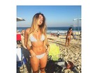Carol Portaluppi mostra barriga sequinha em dia de praia no Rio