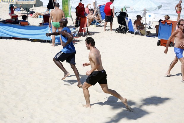 Paulo Rocha se exercita na praia (Foto: Gil Rodrigues / Foto Rio News)