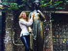 Grazi Massafera posa segurando o seio da estátua de Julieta: 'Peguei'