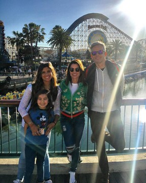 Flávia Alessandra e Otaviano Costa com Olívia e Giulia Costa em parque em Los Angeles, nos Estados Unidos (Foto: Instagram/ Reprodução)