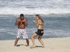Joana Prado e Vítor Belfort treinam juntinhos em praia carioca