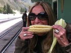 Susana Vieira posa comendo milho: 'Que delícia!'