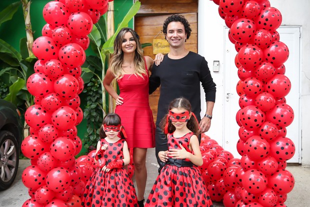 Marco Luque posa com a mulher, Flávia, e as filhas, Isa e Mel (Foto: Manuela Scarpa/Brazil News)