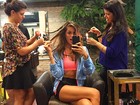 Izabel Goulart faz velaterapia nos cabelos e brinca em foto na web