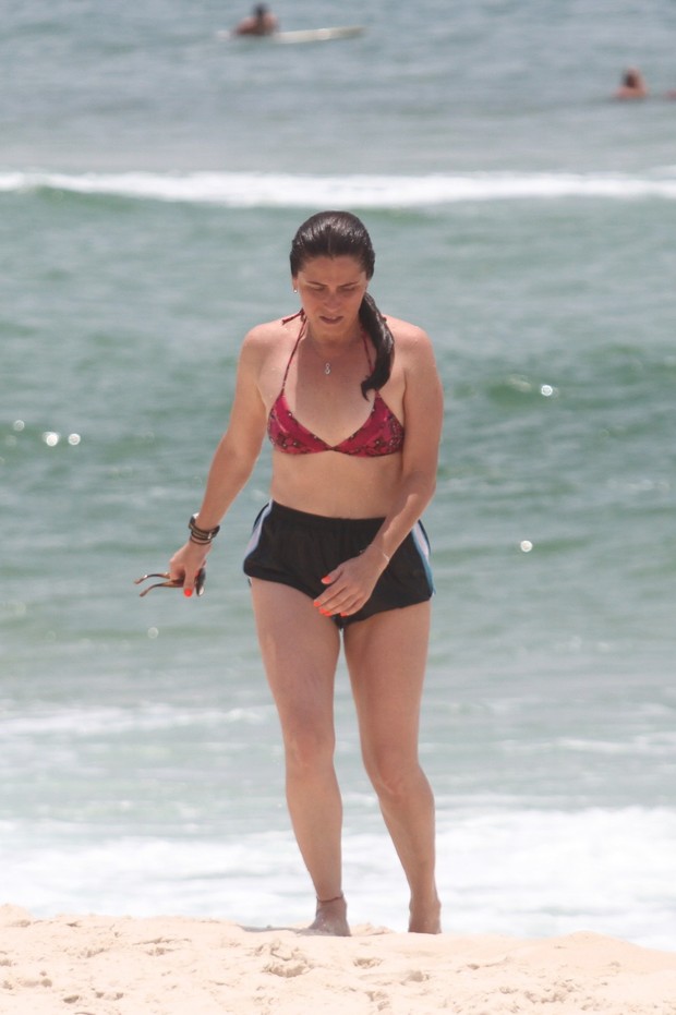 Giovanna Antonelli se exercita na praia (Foto: Wallace Barbosa/AgNews)