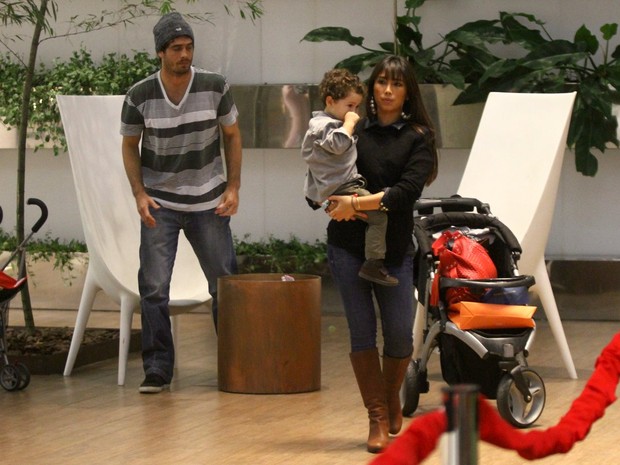 Daniele Suzuki com o marido e o filho em shopping da Barra (Foto: Marcos Ferreira / Foto Rio News)