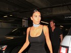 Kim Kardashian surge arrasadora em look todo preto