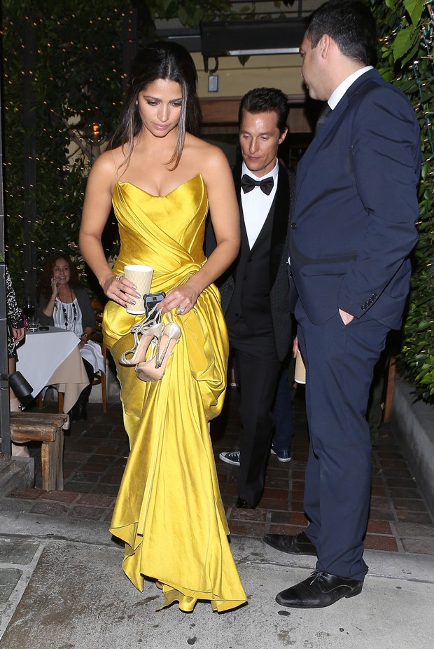 X17 - Matthew McConaughey e Camila Alves deixam festa em Los Angeles, nos Estados Unidos (Foto: X17online/ Agência)