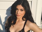 Kylie Jenner posa para fotos com sutiã de renda à mostra