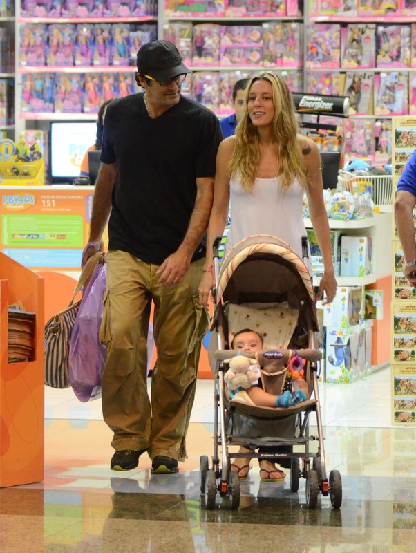 Luciano Szafir Passeia com o filho e a esposa em shopping  (Foto: Henrique Oliveira/AgNews)