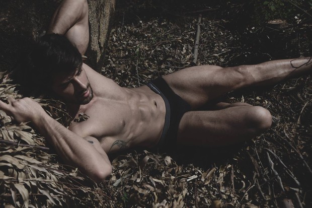 Renan Oliveira, do ‘BBB 16’, em ensaio sensual (Foto: Divulgação)