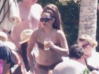 Sem ligar para barriguinha, Lady Gaga se diverte em piscina no México