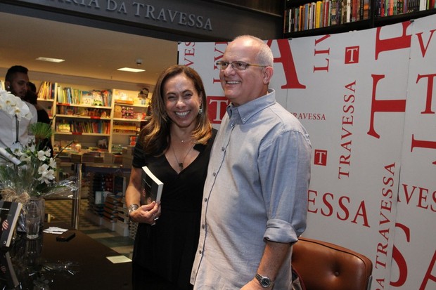 Cissa Guimarães em lançamento de livro  (Foto: Henrique Oliveira/AgNews)