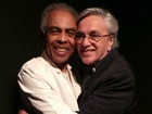 Encontro de bambas: Caetano Veloso dá abraço em Gilberto Gil