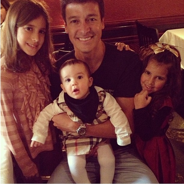 Rodrogo faro com as filhas: &#39;O pai mais feliz do mundo&#39; (Foto: Reprodução/Facebook)