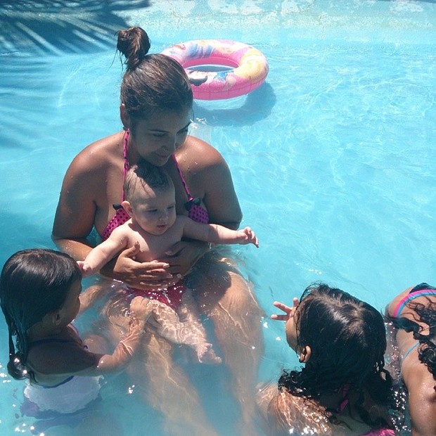 Priscila Pires com o filho caçula em piscina (Foto: Reprodução_Instagram)