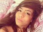 Irmã de Neymar faz pose sexy na cama:' Beijo no ombro'