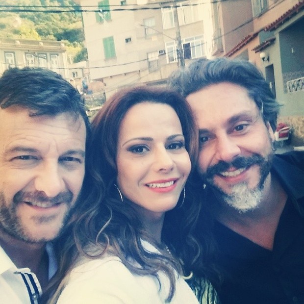Viviane Araújo depois do make pronto, ao lado dos atores Roberto Birindelli e Alexandre Nero (Foto: Reprodução/Instagram)