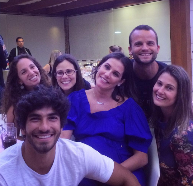 Deborah Secco e Hugo Moura com amigos (Foto: Reprodução/Instagram)