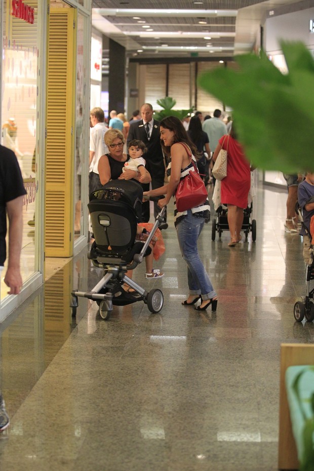 Juliana Paes no shopping com os filhos (Foto: Delson Silva/Agnews)