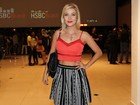 Luiza Possi usa look com barriga de fora para assistir a show em São Paulo