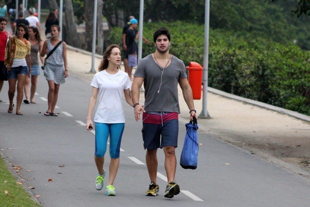 Ex-BBB Marcello com a namorada na Lagoa (Foto: JC Pereira / AgNews)