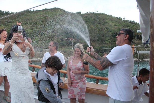 Alexandre Frota dá banho de champanhe em todos os convidados (Foto: Rodrigo dos Anjos/Ag News)