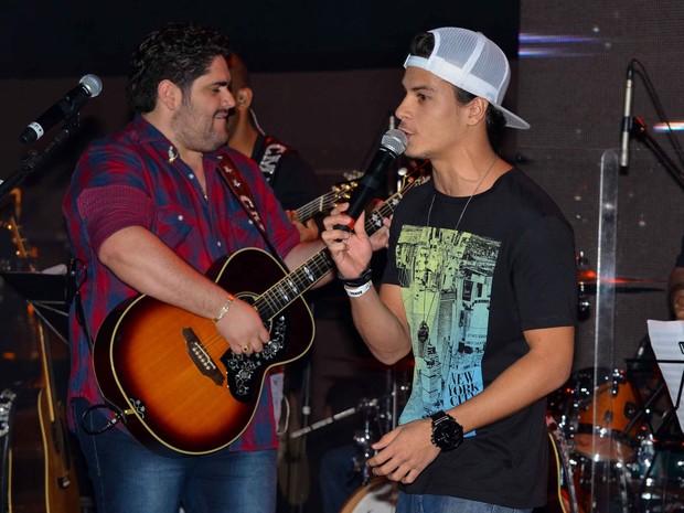 Arthur Aguiar canta com a dupla César Menotti e Fabiano em São Paulo (Foto: Caio Duran/ Ag. News)
