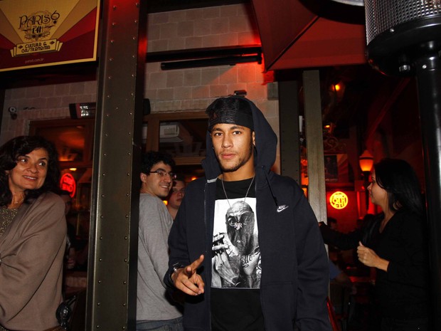 Neymar em restaurante em São Paulo (Foto: Paduardo/ Ag. News)