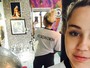 Miley Cyrus faz selfie usando blusa com nome de Liam Hemsworth