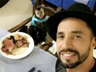 Latino leva macaco Twelves para jantar em churrascaria 