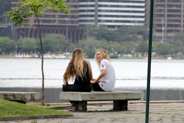 Yasmin Brunet e Rhaisa Batista caminham juntas (Foto: JC Pereira/Ag News)