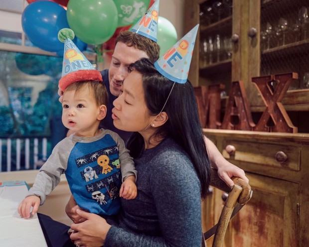 Mark Zuckerberg com a mulher e a filha (Foto: Reprodução/Facebook)