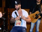 Gusttavo Lima exibe tatuagem durante apresentação em rádio