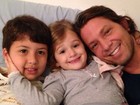 Mario Frias posa ao lado dos filhos, Laura e Miguel
