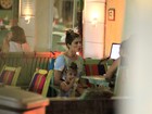 Grazi Massafera se diverte com a pequena Sofia em restaurante no Rio