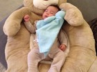 Mamãe coruja, Dani Souza posta foto do filho  dormindo em ursão de pelúcia