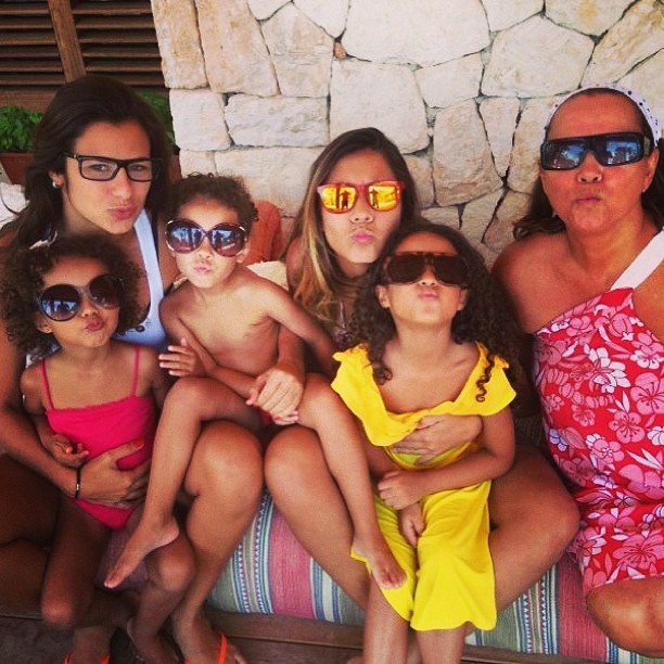 Paula Morais com a família do Ronaldo (Foto: Instagram/ Reprodução)