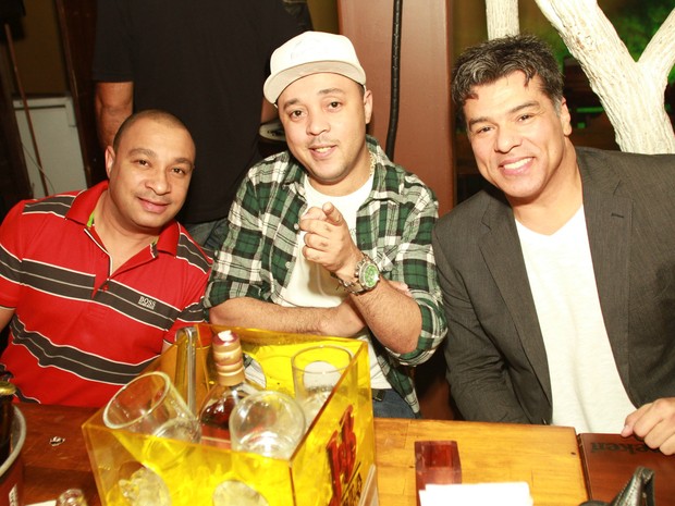 Andrezinho e Maurício Mattar com amigo em restaurante no Rio (Foto: Marco Macedo/ Divulgação)
