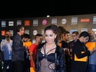 Anitta usa look ousado e dreads nos cabelos para premiação no Rio