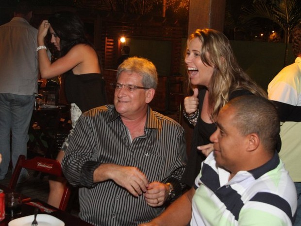 Andréia Sorvetão com Cláudio Inácio, pai de Claudia Leitte, em restaurante no Rio (Foto: Anderson Borde/ Ag. News)