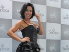 Com look curtinho, Scheila Carvalho marca presença em evento