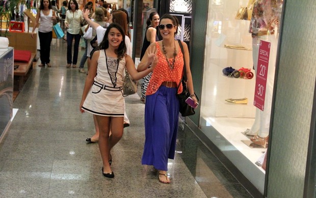 Giovanna Lancellotti em shopping do Rio (Foto: Marcus Pavão / AgNews)