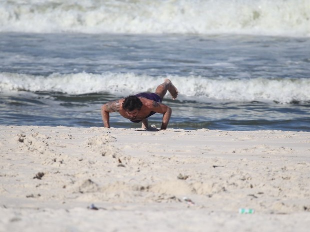Juliano Cazarré na praia (Foto: Delson Silva/AgNews)